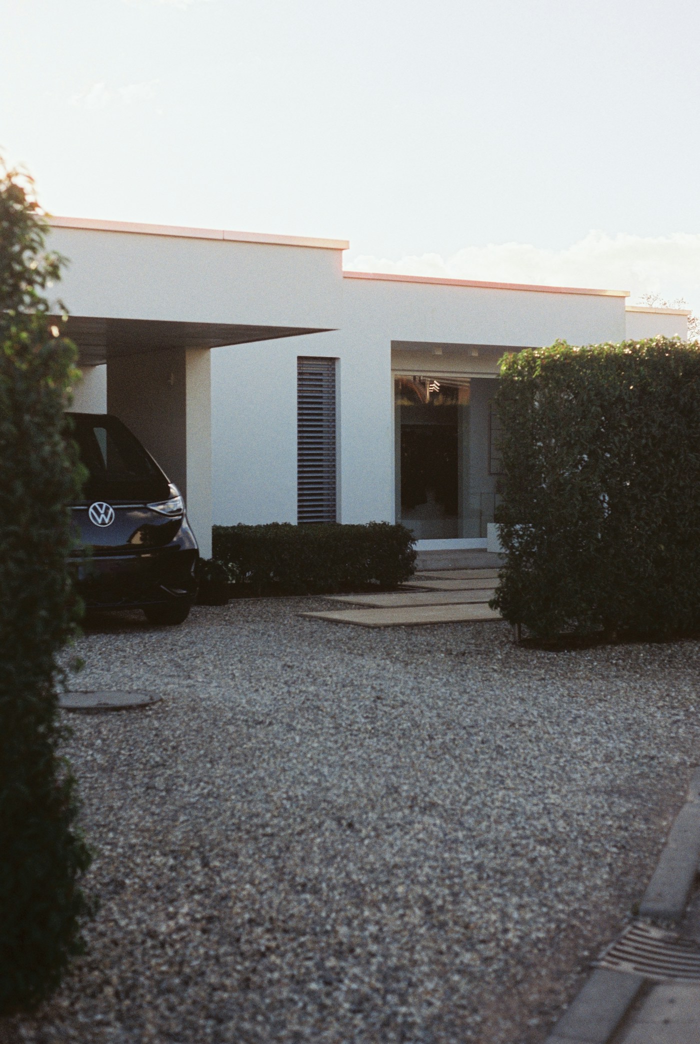 Modernes weißes Einfamilienhaus mit Carport